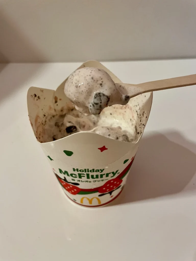 マックフルーリー苺オレオクッキーをスプーンですくう