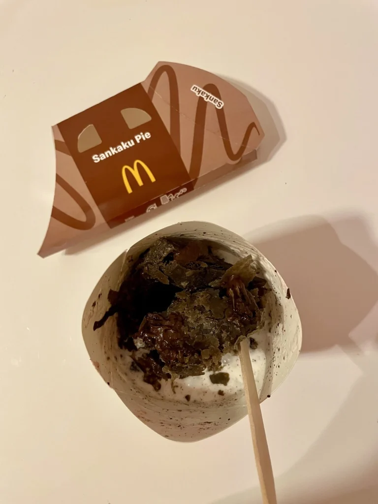 マックフルーリー苺オレオクッキーに三角チョコパイを入れた