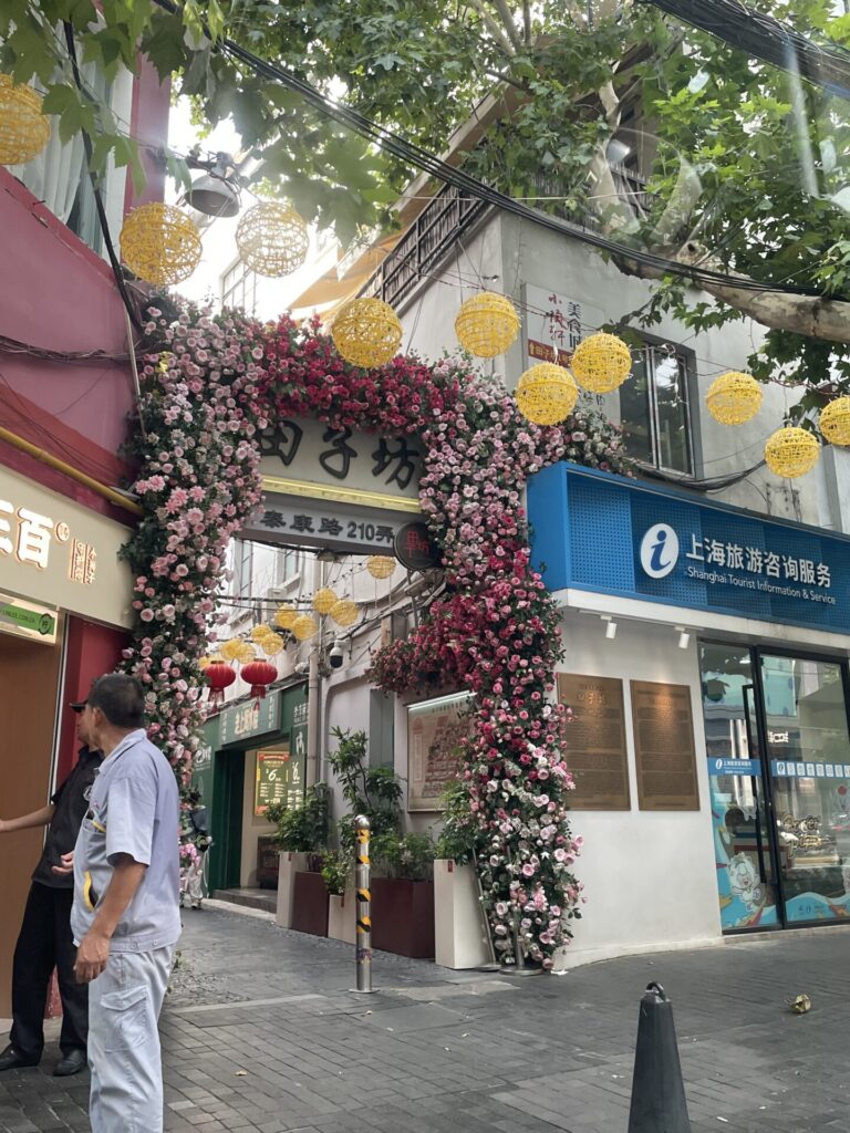 田子坊 花 アーチ ゲート