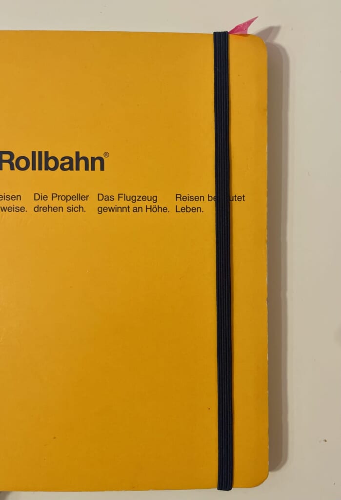 ゴムバンドで留めたノート