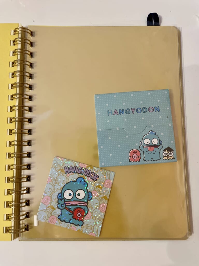 クリアポケットにシールや付箋紙ケースを入れている