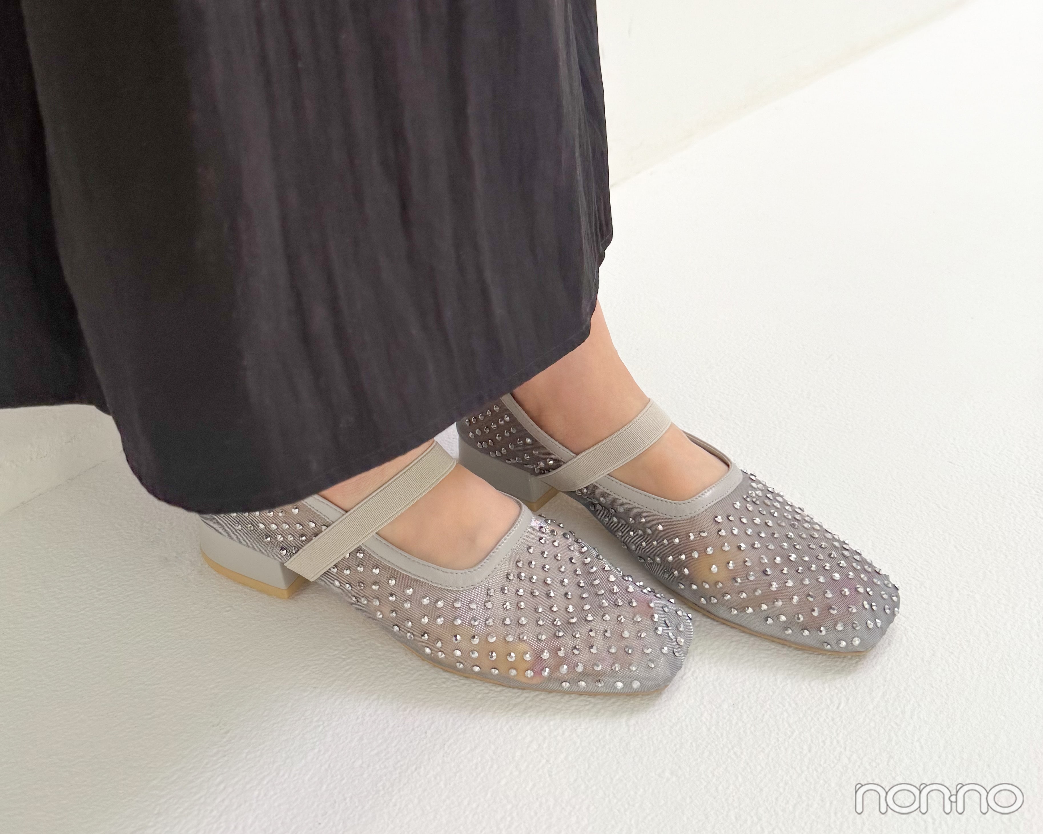 林芽亜里私物のグレーのパンプス