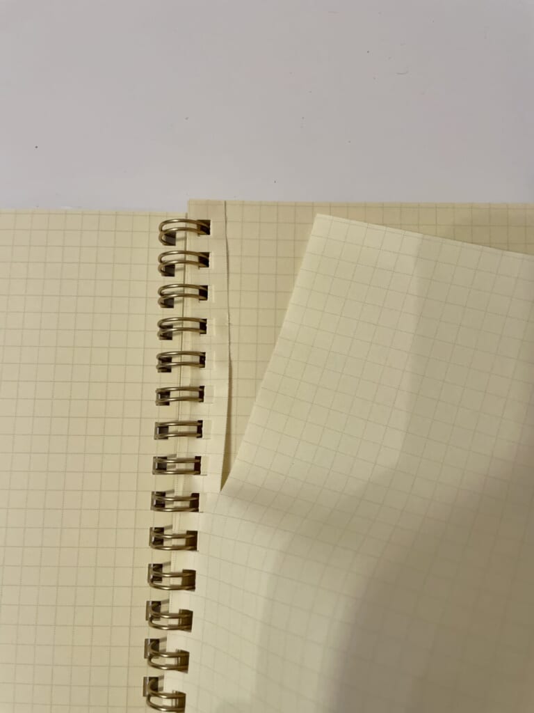 切り込みに沿って紙を切り離している