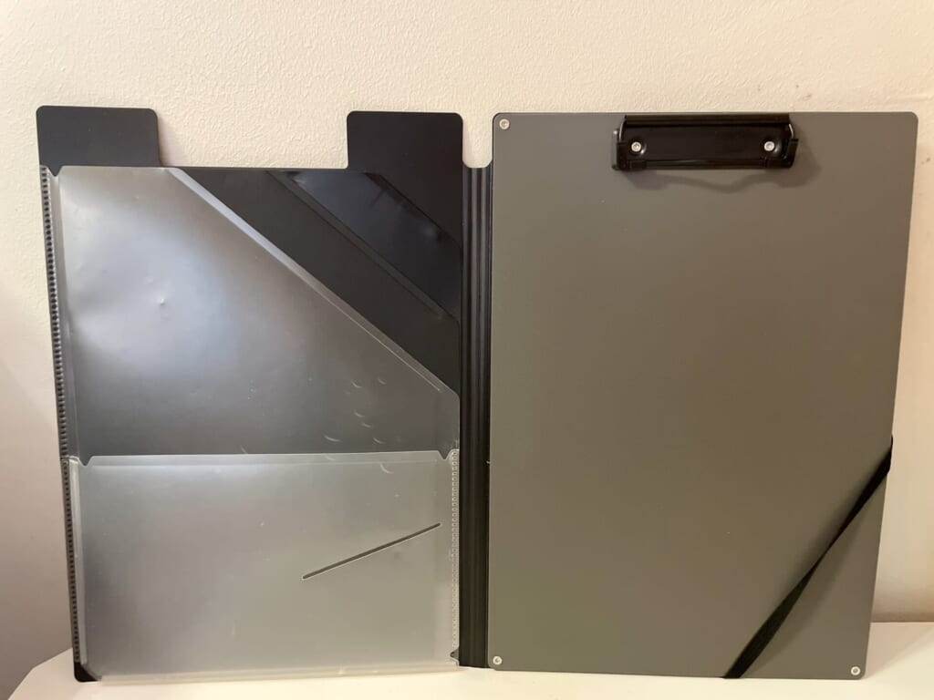 クリップホルダーが見開きで開かれている