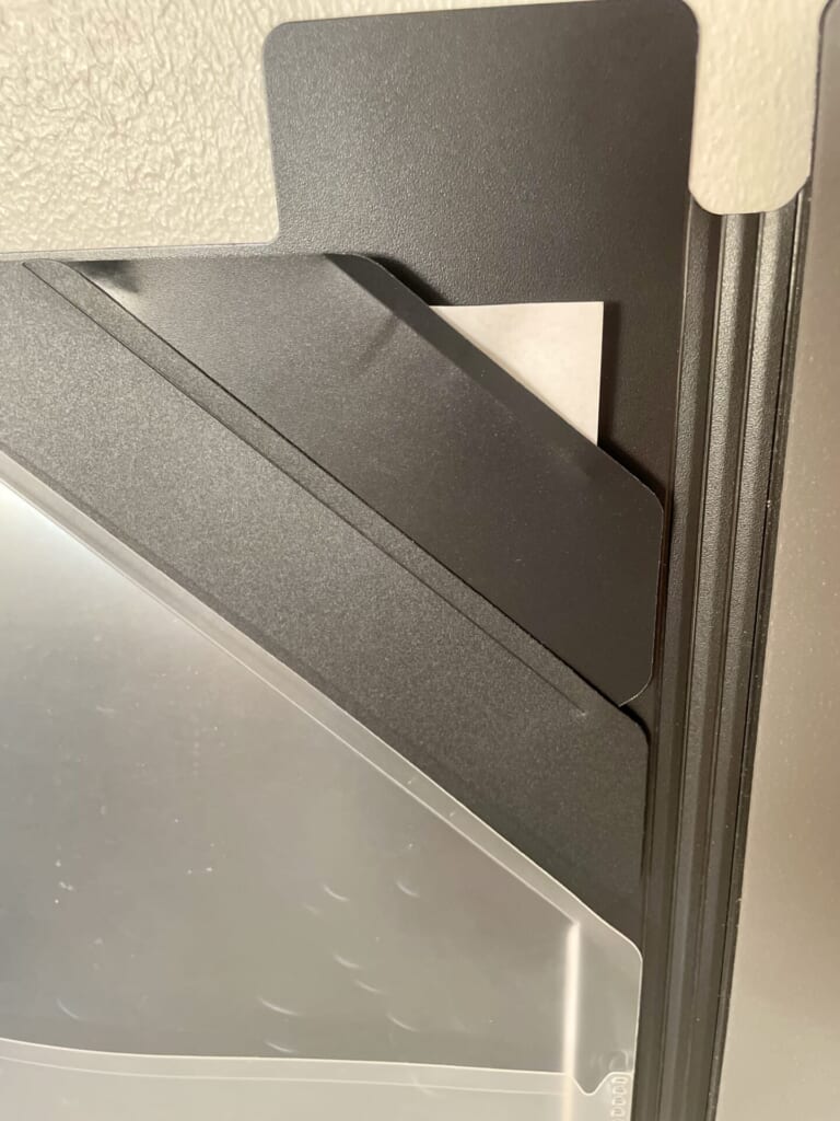 ファイルの角はカットされていて、書類が見える