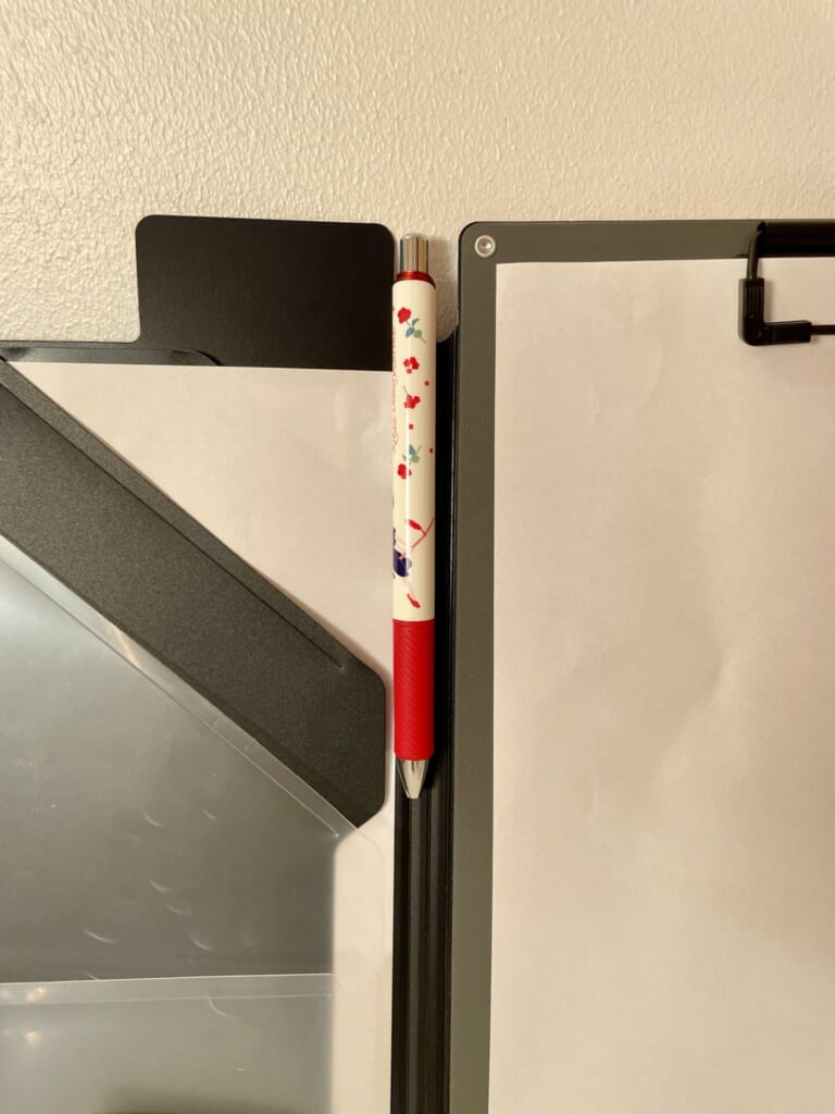 クリップホルダーの真ん中にペンをはさんでいる