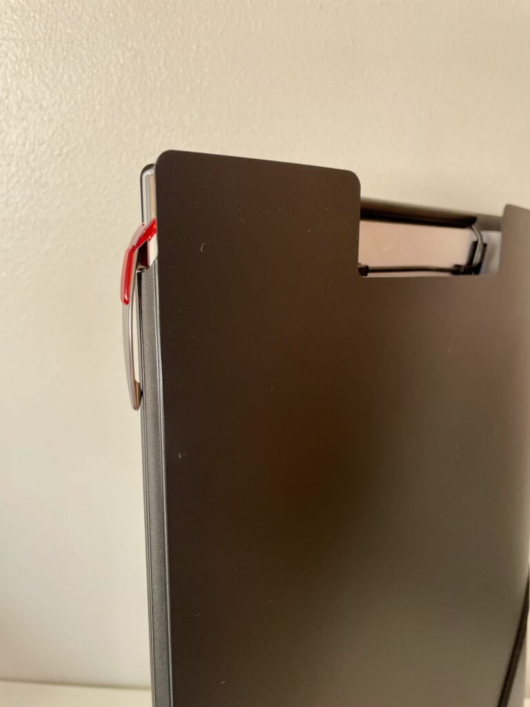 クリップホルダーにペンをはさんでいる