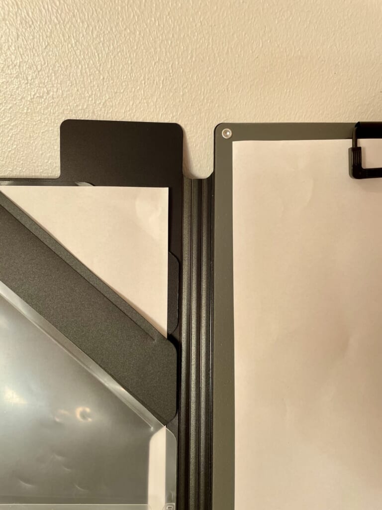 クリップホルダー見開きの真ん中に溝がある