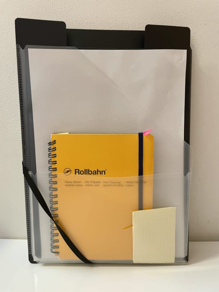 クリアポケットにロルバーンをはさみ、後ろのファイルに書類をはさんでいる