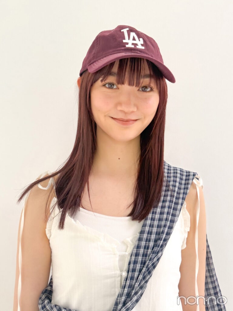 最近購入したキャップを被っている小宮山莉渚