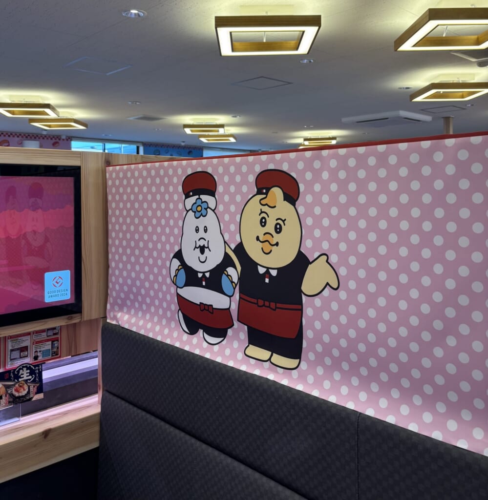 座席の背面にも、スシローの制服を着たんぽちゃむときみまろ