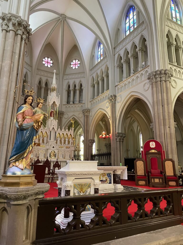 徐家匯天主教堂　上海　内部　中　ステンドグラス