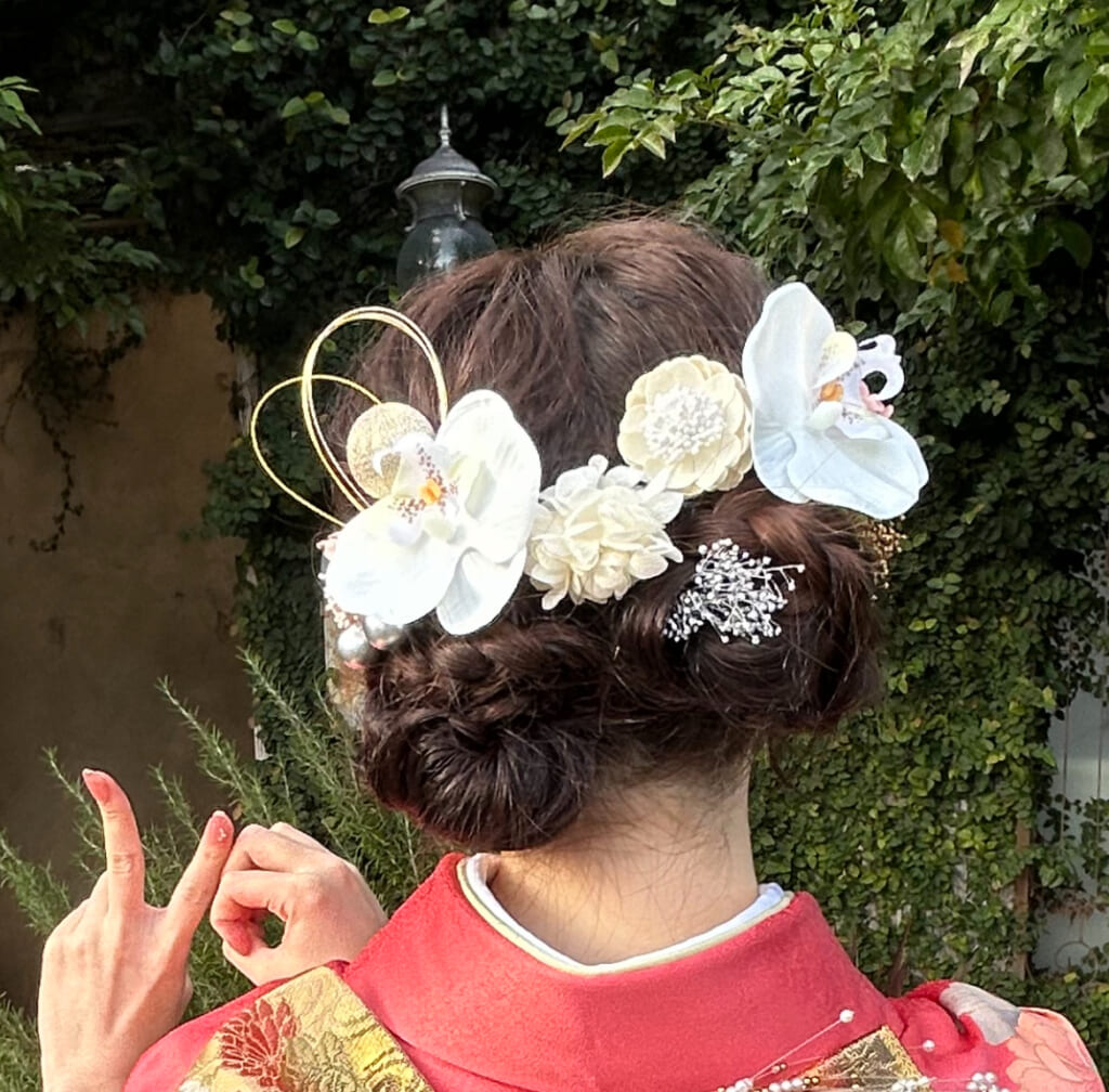 大学生の成人式ロングヘアアレンジ　ツインおだんごの髪型　後ろ姿