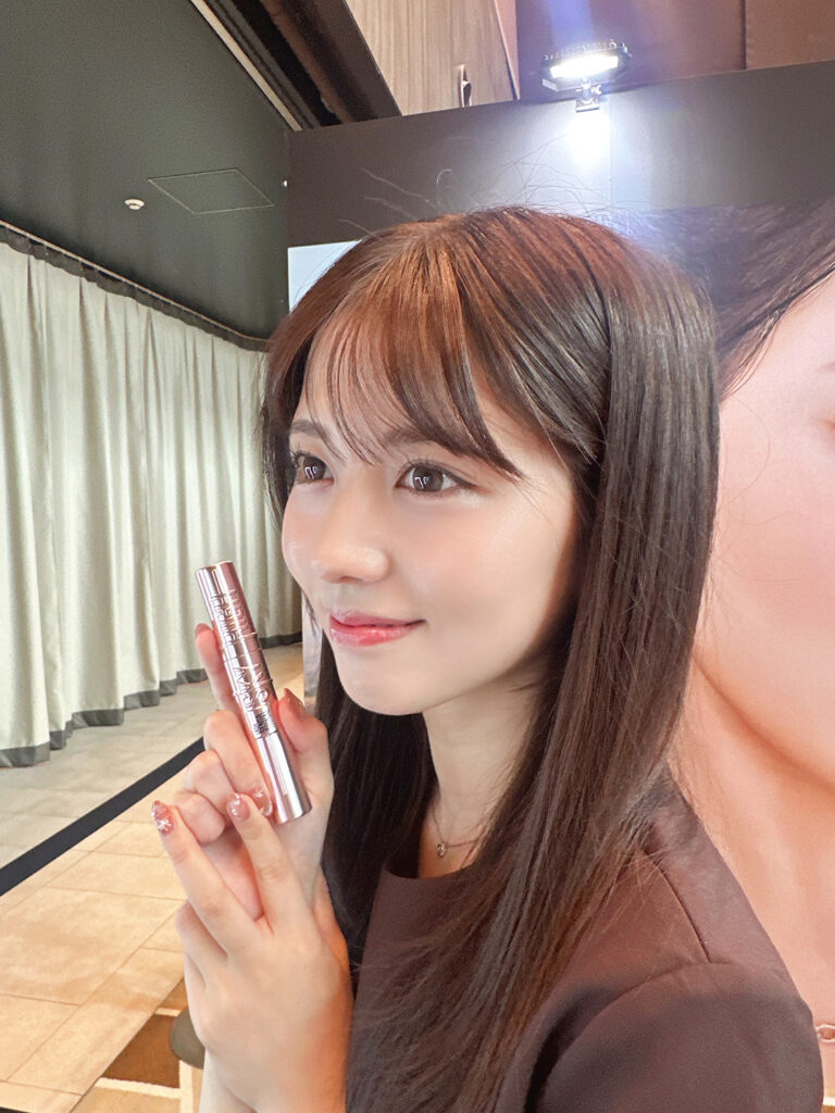 メイベリンニューヨークの「スカイハイ 01 アイドルブラック」をお試し