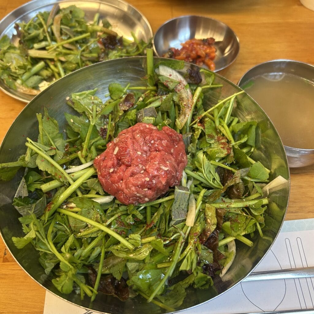 大学生エディターズ 聖水おすすめグルメ 「陵洞ミナリ」のユッケビビンパ