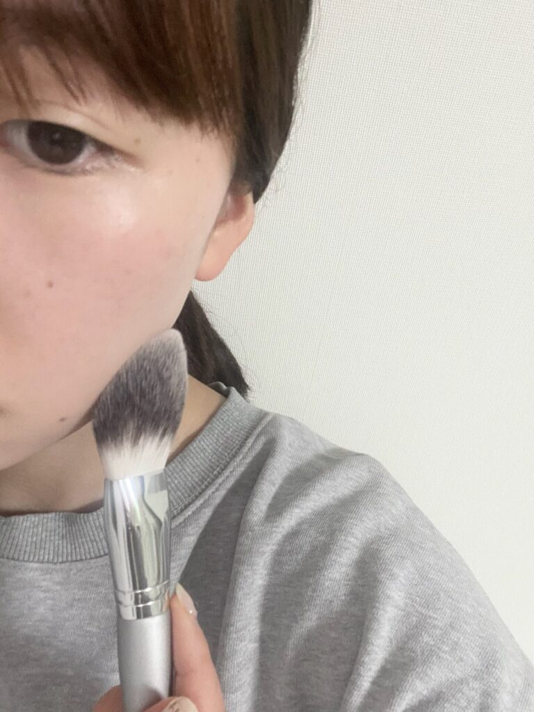 ROSY ROSAのパウダーファンブラシを使ってシェーディングパウダー