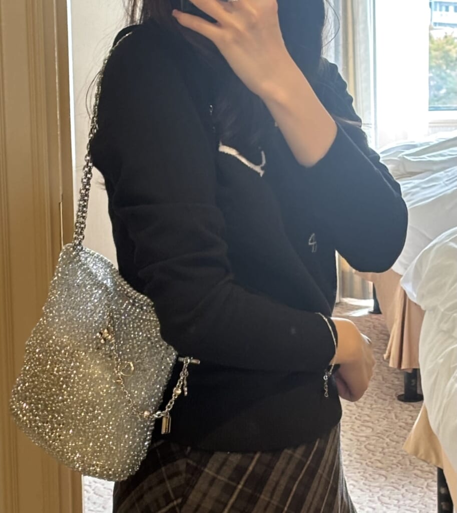 短めの肩掛けで持った時（2枚目
）