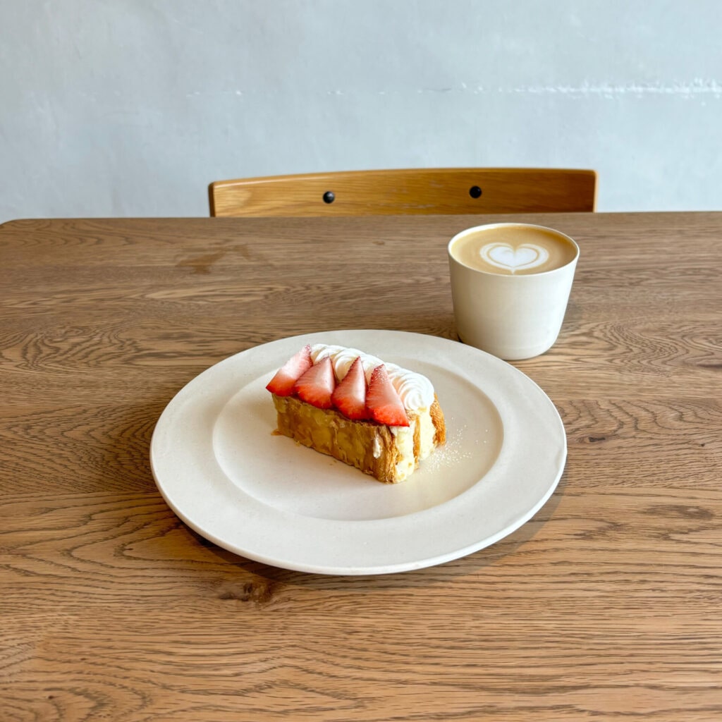 苺のミルフィーユとカフェラテ