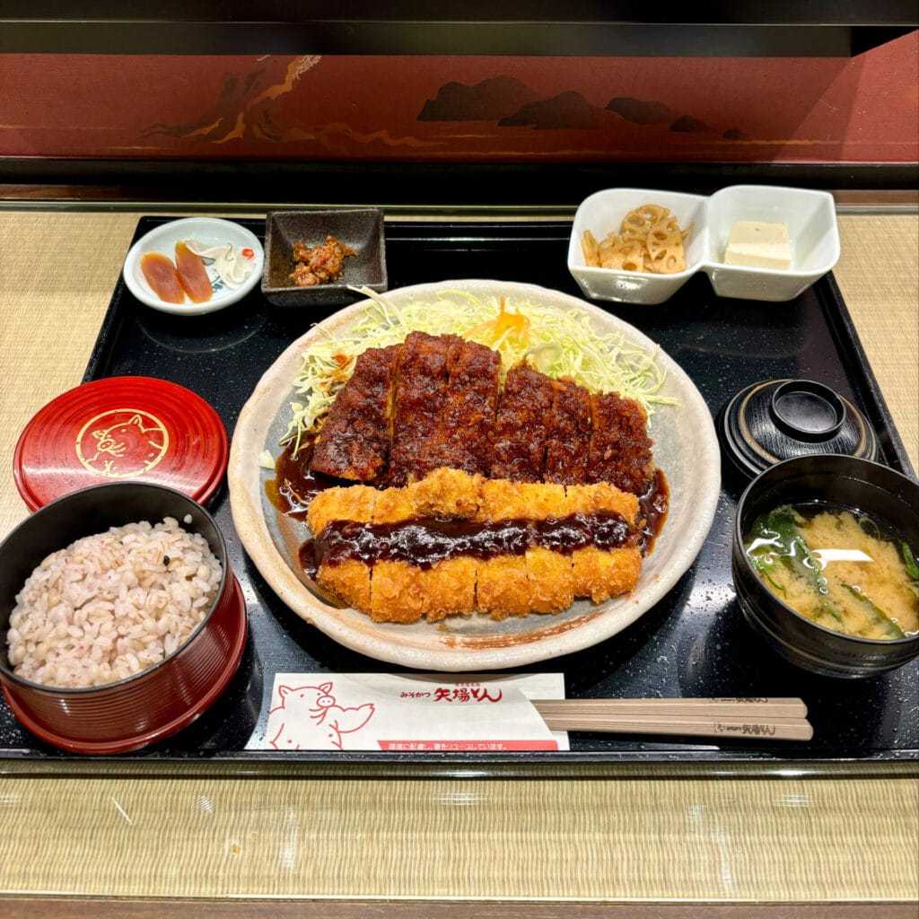 みそだれとソース2種類のトンカツを食べられるわらじとんかつ御膳