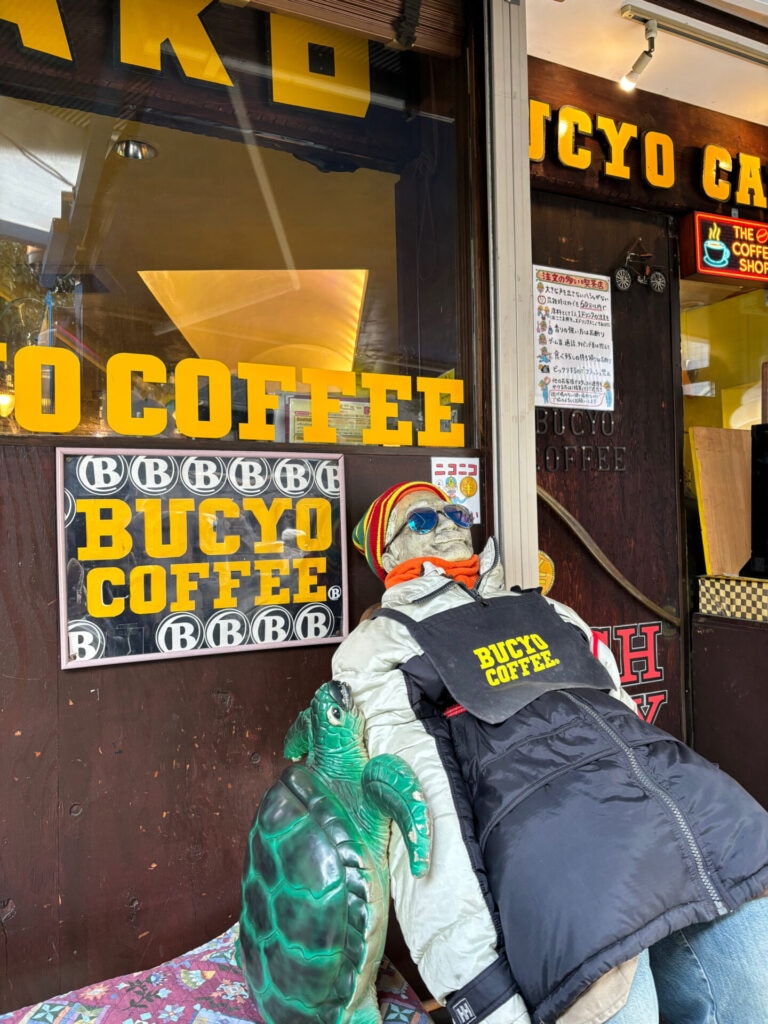 喫茶店の入り口に鎮座するお爺さん