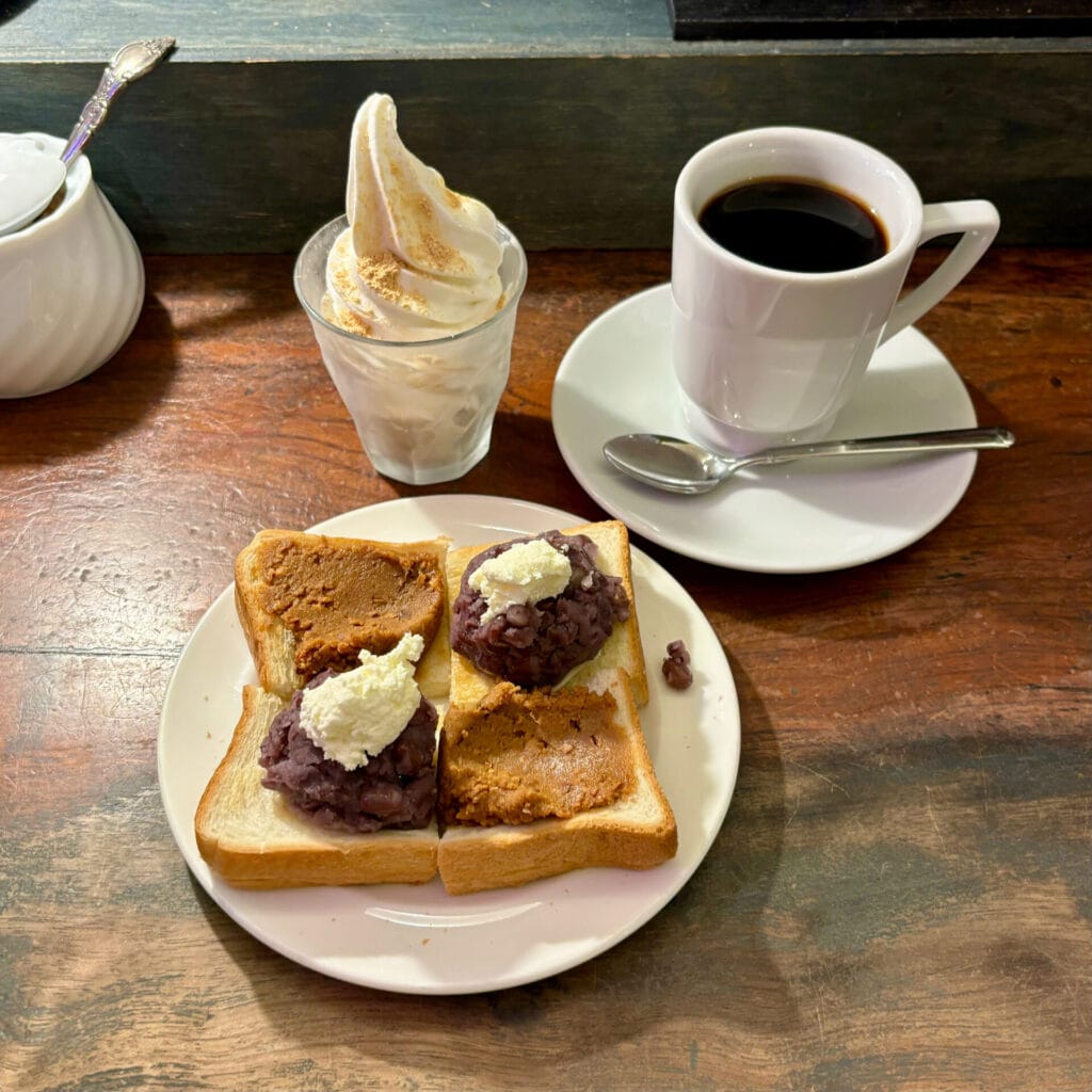 トーストとソフトクリームとコーヒーのモーニングセット