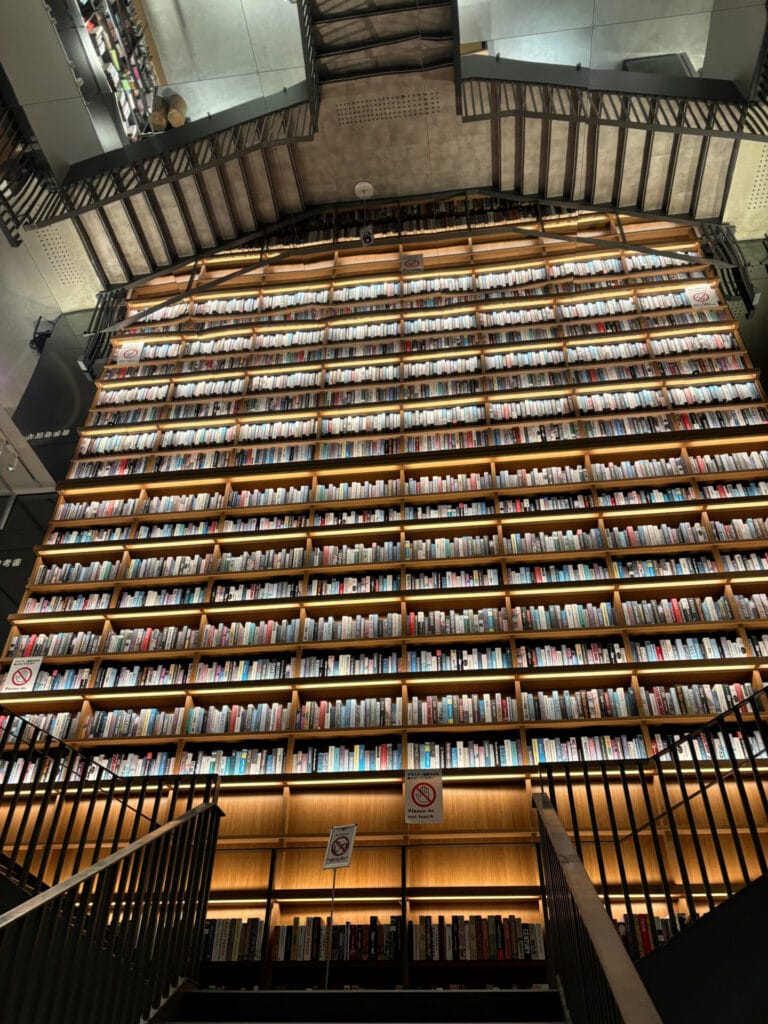 壁沿いに天井まで飾られた本の数々