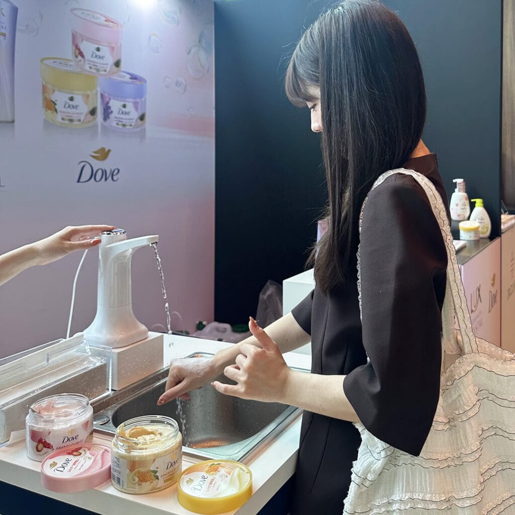 Dove のボディスクラブを体験できるユニリーバのブース