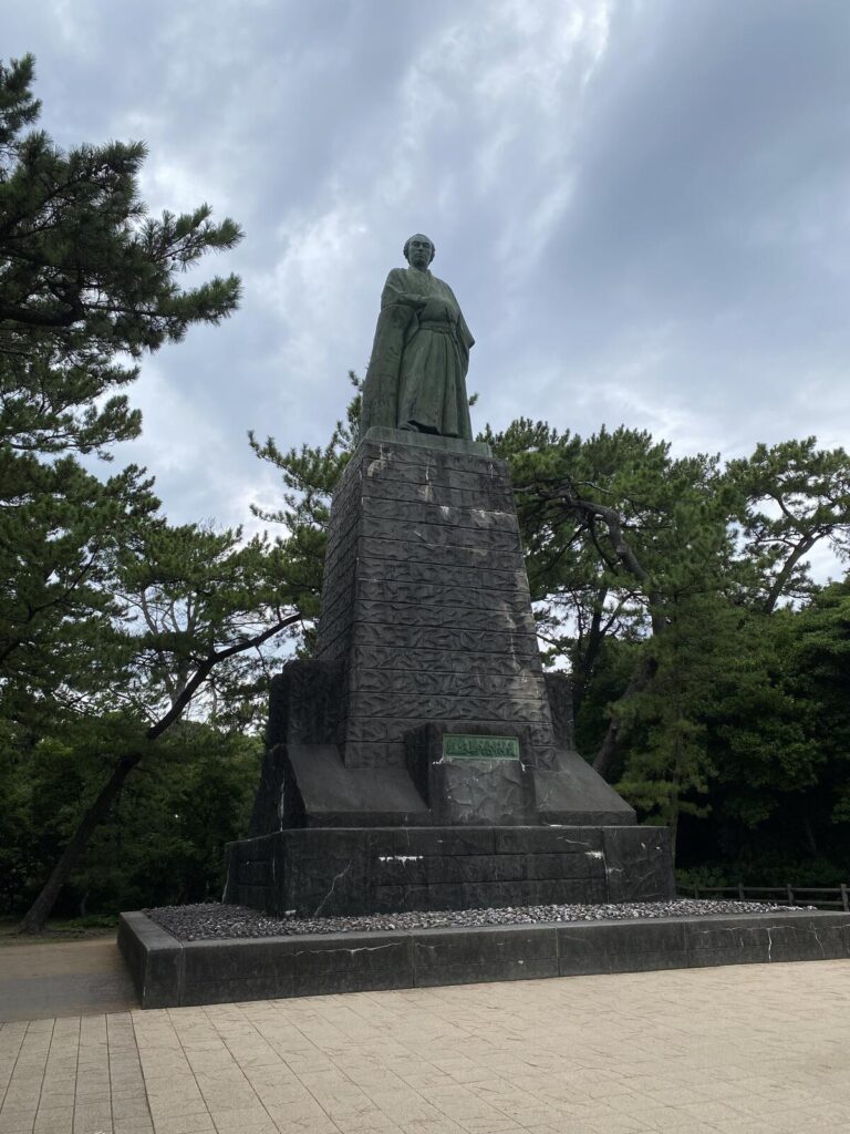 「坂本龍馬像」