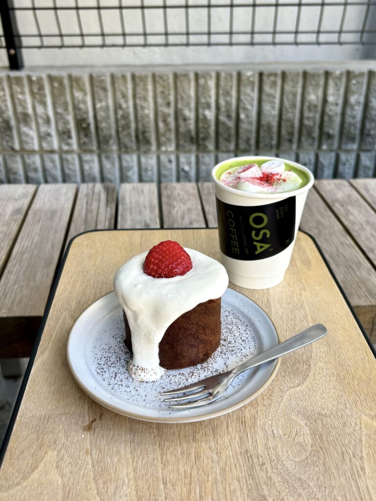 季節限定のキャンドルケーキといちご抹茶ラテ
