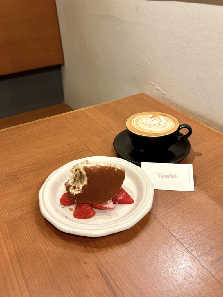 難波の人気カフェ「Vourke」のティラミスとヘーゼルナッツラテ