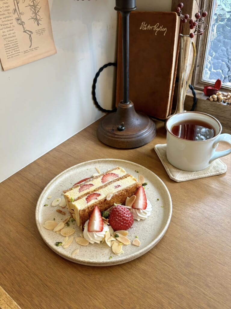 いちごのナポレオンパイとアールグレイ