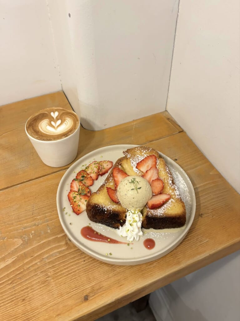いちごのフレンチトーストとカフェラテ