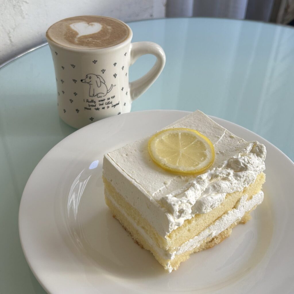 大学生エディターズ 延南洞おすすめグルメ 「CAFE LAYERED ヨンナム店」のケーキやスイーツ