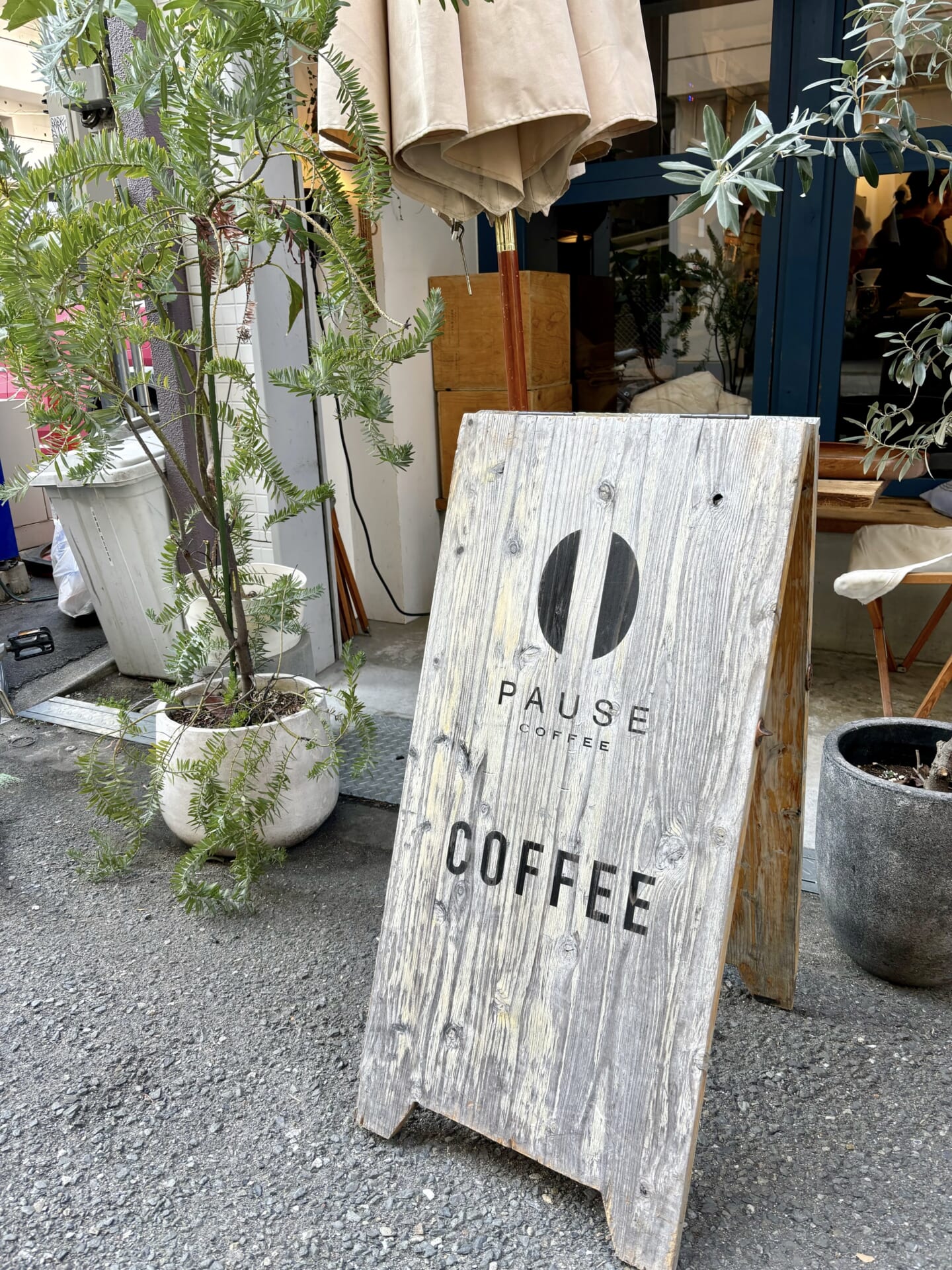 JR大阪駅から徒歩10分のカフェ「PAUSE COFFEE」の看板