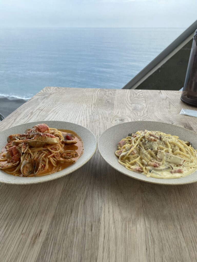 カフェSEA HOUSEの「ずわい蟹とアサリのトマトクリームパスタ」と「厚切りベーコンときのこのカルボナーラ」