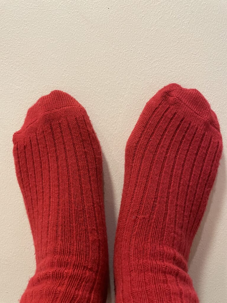 ヒートテックソックス赤色を履いている