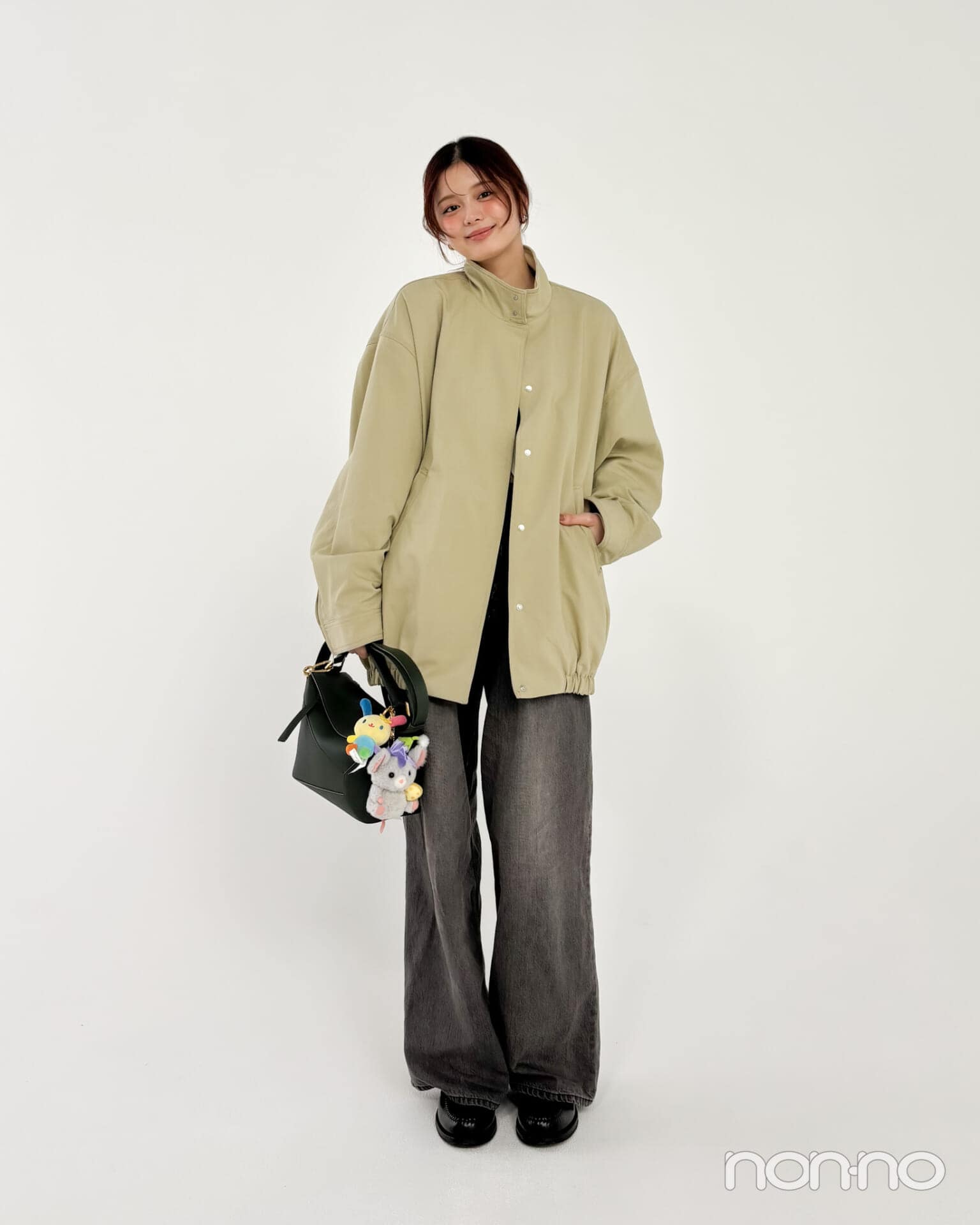 紺野彩夏の冬私服（全身・アウターあり）