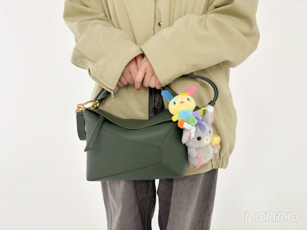 ぬいぐるみチャームを付けた紺野彩夏の私物バッグ