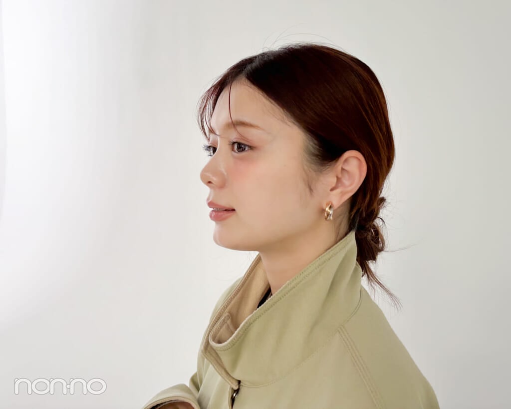 カルティエのピアスを付けた紺野彩夏