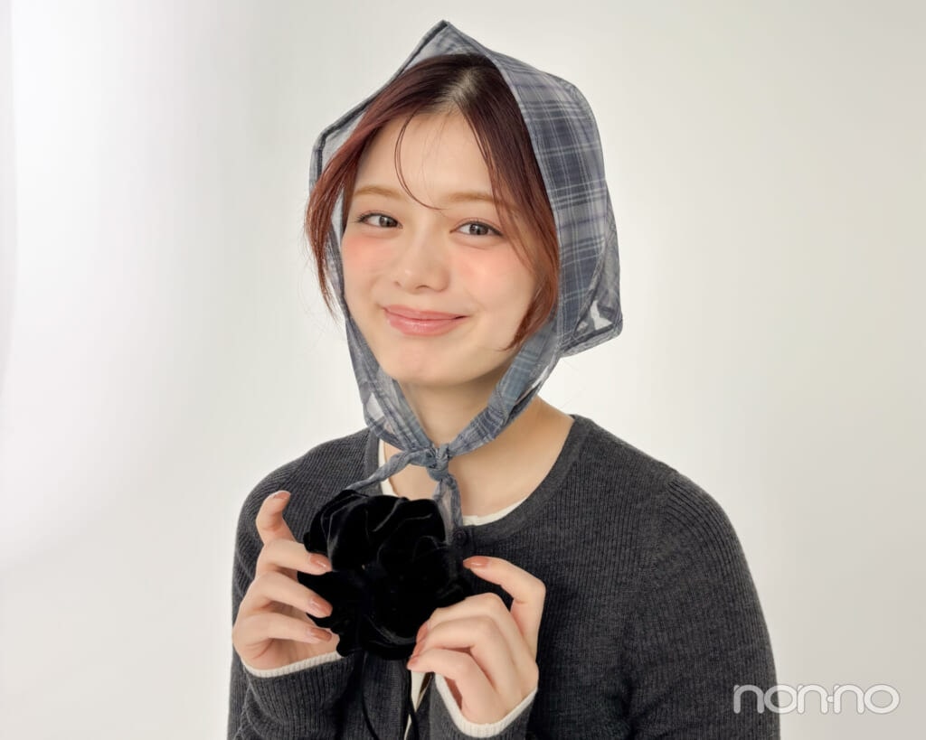 スカーフを巻いて、シュシュを持った紺野彩夏
