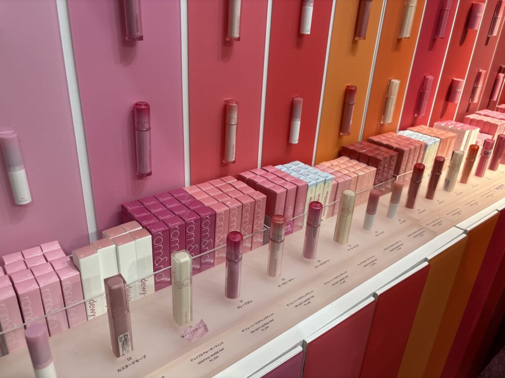 たくさんのrom&ndコスメが並んでいます。