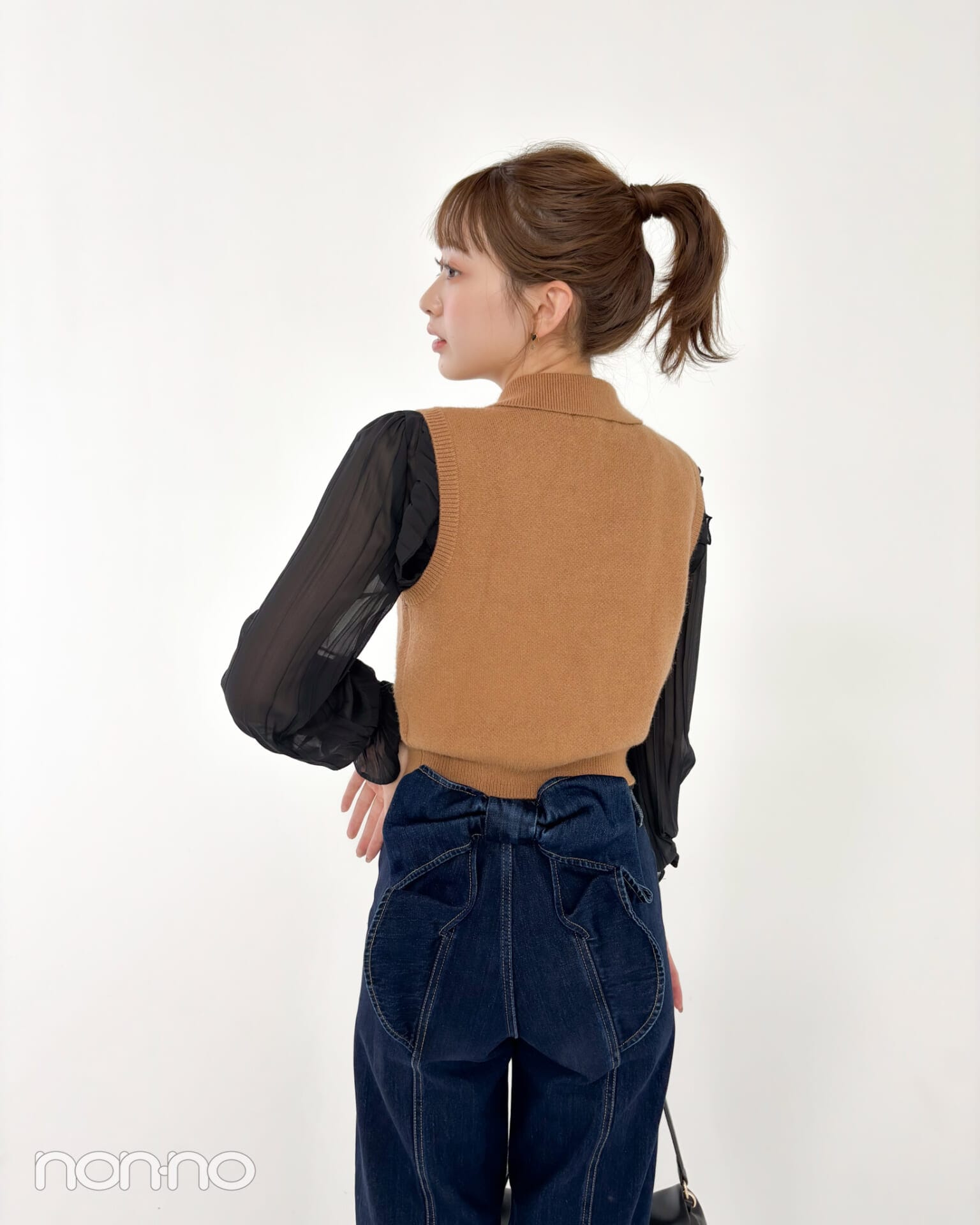 村上なずなの冬私服（後ろ姿）