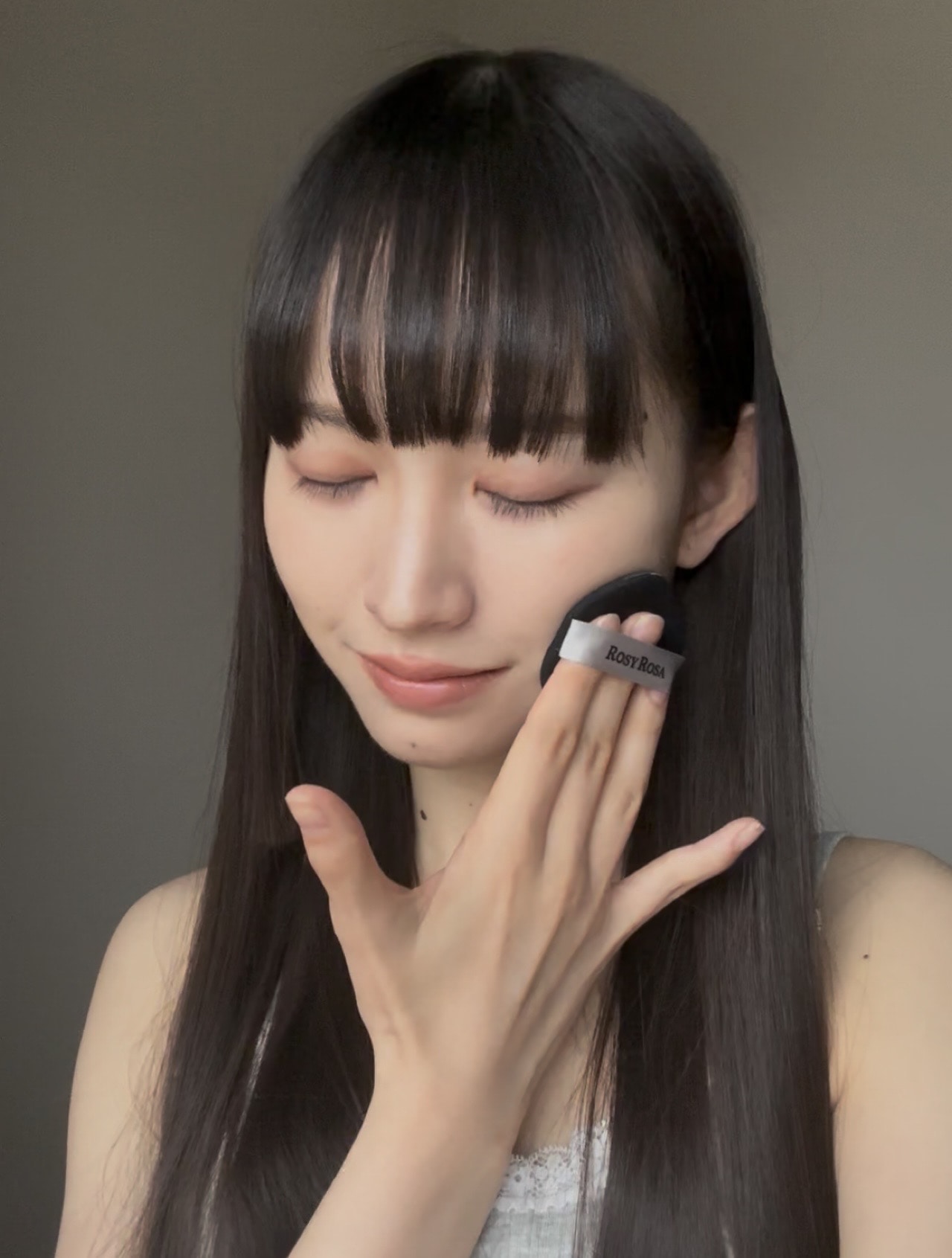 ロージーローザのマルチファンデパフ<スリム>を肌に当てる水瀬紗彩耶
