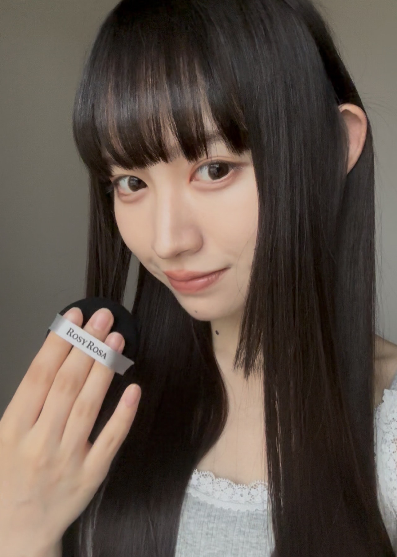 ロージーローザのマルチファンデパフを試す水瀬紗彩耶