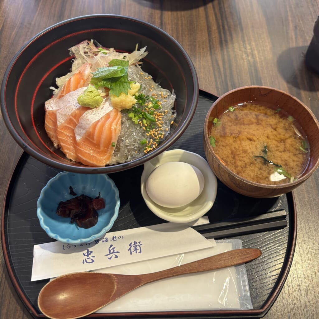 生しらす丼