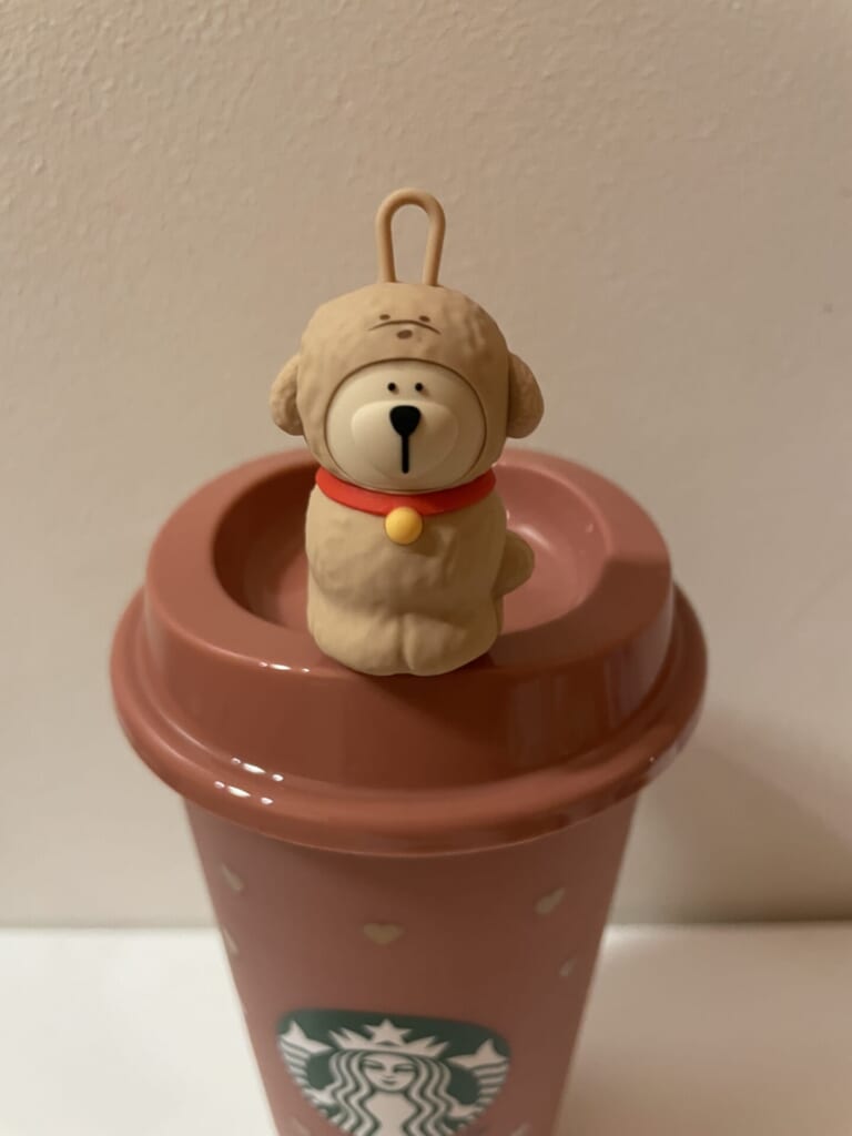 ドリンクホールキャップがカップにはめられている