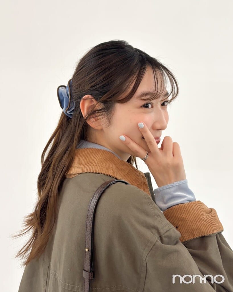 青いシュシュとリングを付けた岡本夏美