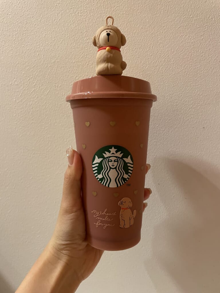 カップを手で持っている