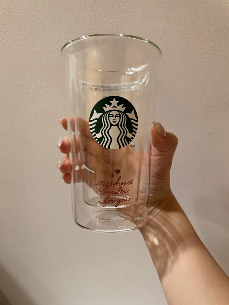 グラスを手で持っている