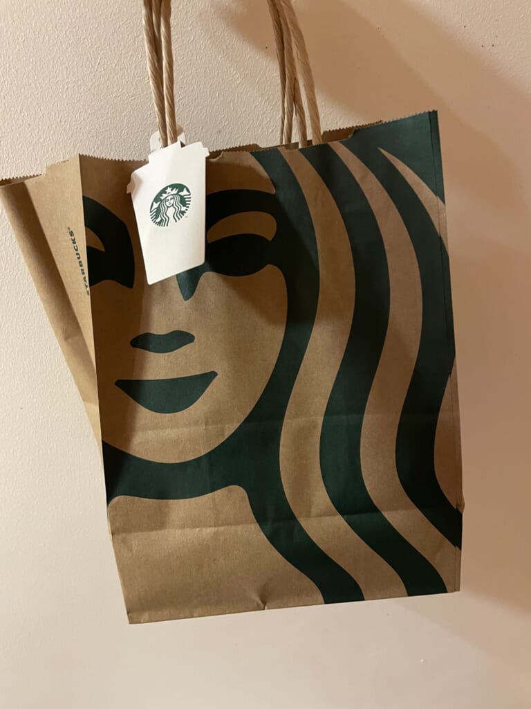 贈り物用のボトルがショッパーに入っている